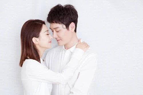 女生邀请我去她家，由于平时关系也蛮好的，就可以躺在同一张床上，搂着我和我一起看短视频。但是刷到？游戏画面